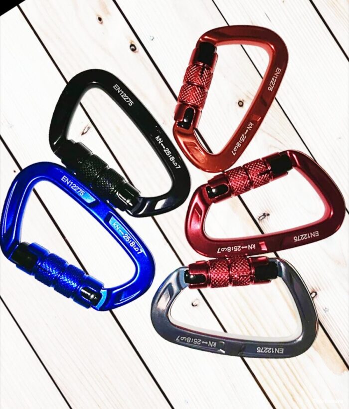 diferent colors tp carabiner